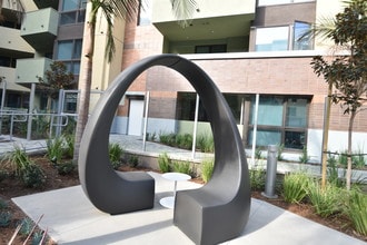 Metropolis Apartments in Irvine, CA - Foto de edificio - Building Photo