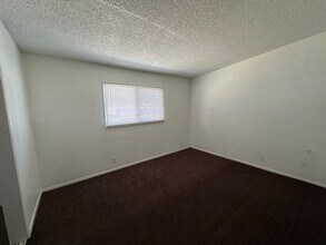 536 Oasis Dr in Ridgecrest, CA - Foto de edificio - Building Photo