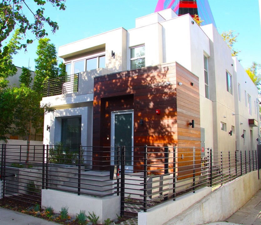 723 Huntley Dr in West Hollywood, CA - Building Photo