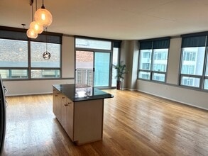 701 S Wells St, Unit 1405 in Chicago, IL - Foto de edificio - Building Photo
