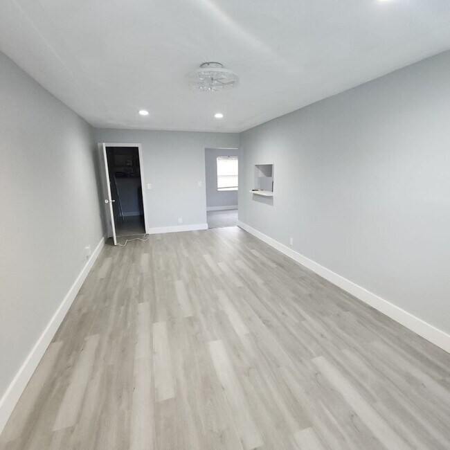 308 SW 76th Terrace in North Lauderdale, FL - Building Photo - Building Photo