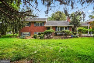 1415 Mayflower Dr in McLean, VA - Building Photo