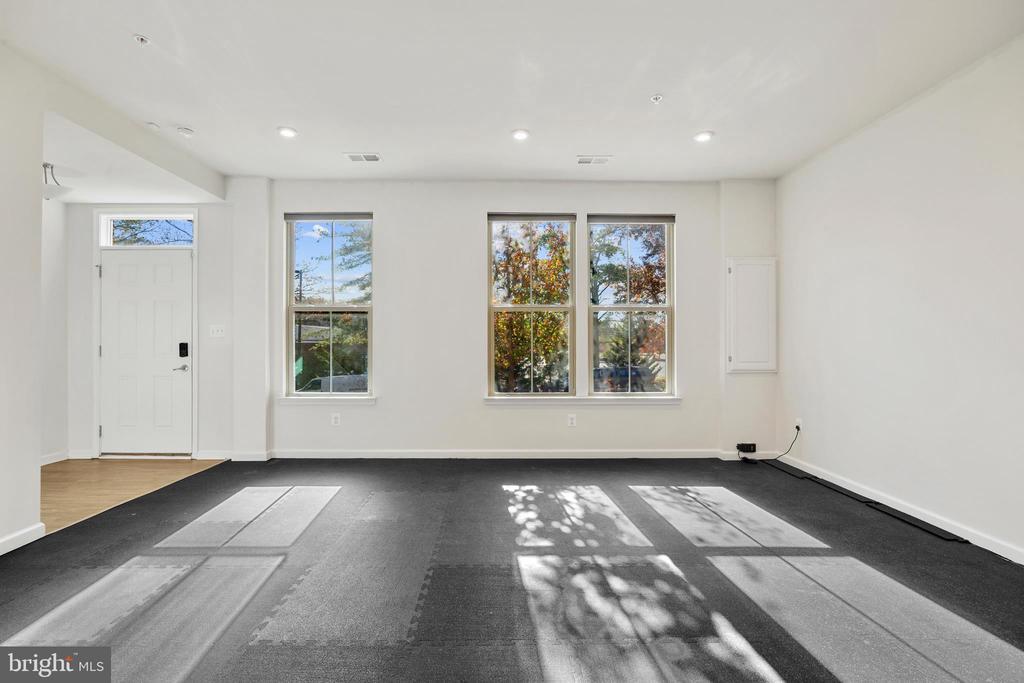 10012 Aerospace Rd in Lanham, MD - Building Photo