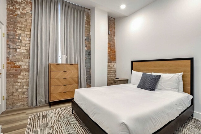 1050 Annunciation St