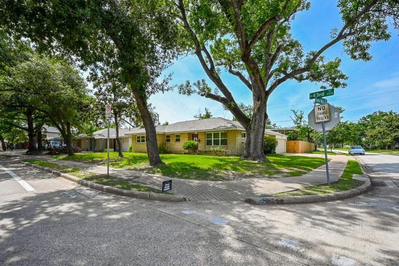 5233 W 43rd St in Houston, TX - Building Photo