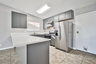 4652 Troy Pl in Las Vegas, NV - Building Photo - Building Photo