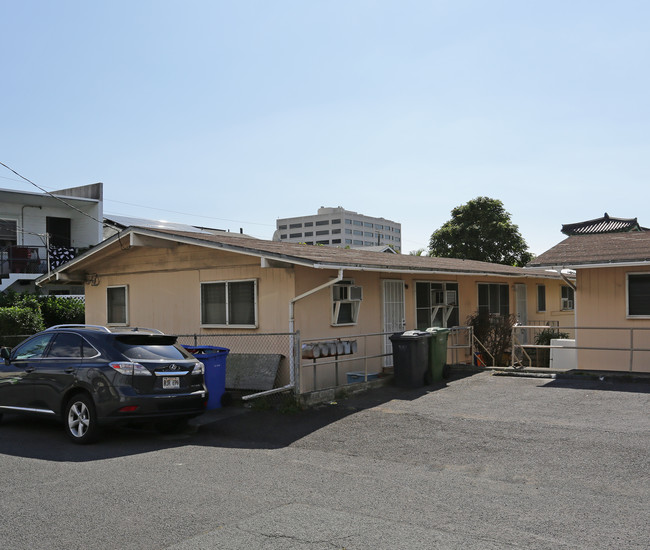 511-515 Kunawai Ln in Honolulu, HI - Building Photo - Building Photo