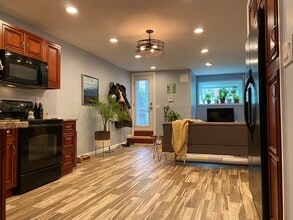 1732 1st St NW, Unit Apt B in Washington, DC - Building Photo - Building Photo