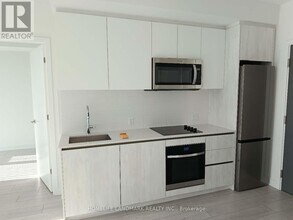 5858 Yonge St in Toronto, ON - Building Photo - Building Photo