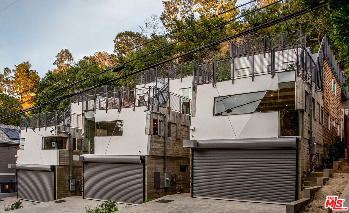 8872 Wonderland Ave in Los Angeles, CA - Building Photo