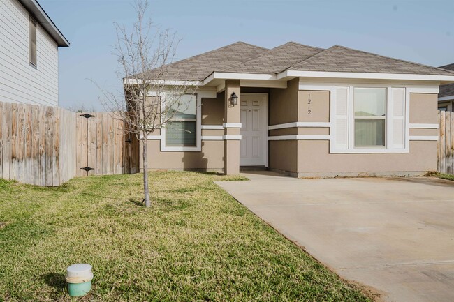 1212 Port Texas Dr in Laredo, TX - Building Photo - Building Photo