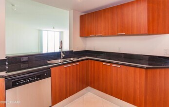 241 Riverside Dr, Unit 2203 in Holly Hill, FL - Foto de edificio - Building Photo