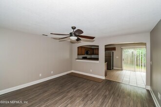 8125 Cahoon Dr W in Jacksonville, FL - Building Photo - Building Photo