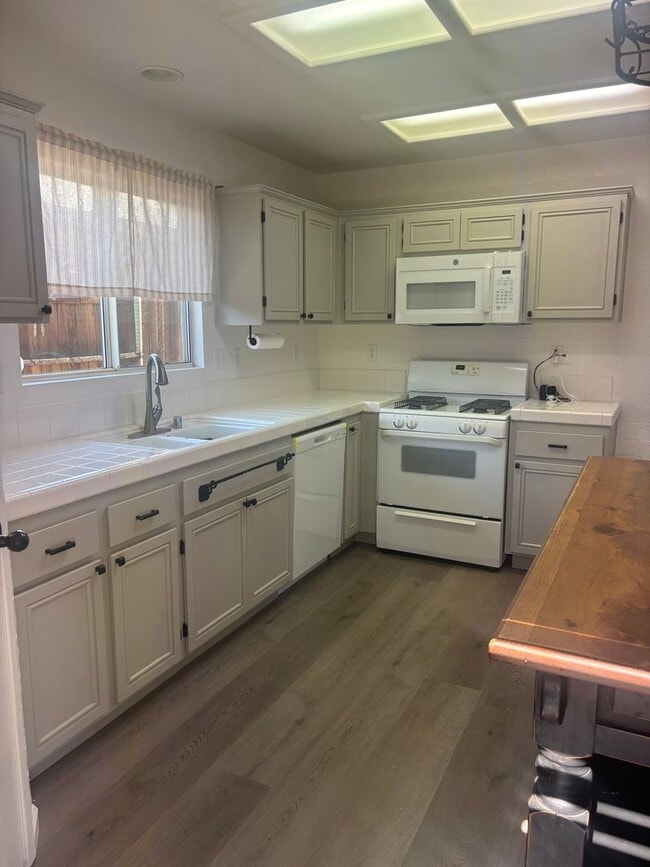 12067 GoldOak Ct in Victorville, CA - Building Photo - Building Photo