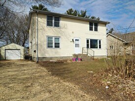 528 King St, Unit Apt. 1 in Belvidere, IL - Building Photo