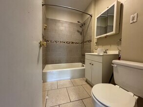 138 W 28th St, Unit 2 in Bayonne, NJ - Foto de edificio - Building Photo