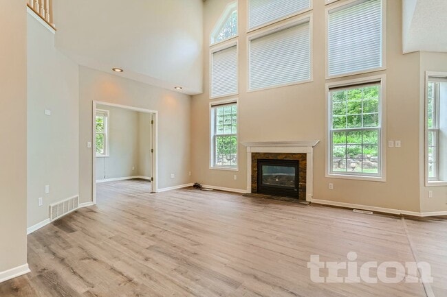 15012 Viewcrest Ln in Burnsville, MN - Foto de edificio - Building Photo