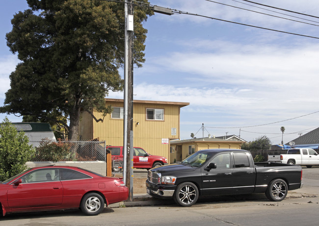 715 Elkington Ave in Salinas, CA - Foto de edificio - Building Photo