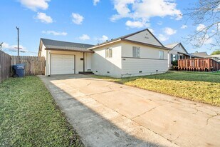 5733 San Vincente Way in North Highlands, CA - Building Photo