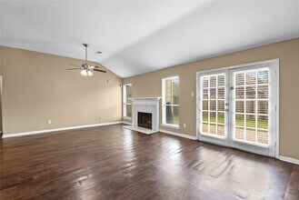 17819 Scenic Oaks Dr in Richmond, TX - Foto de edificio - Building Photo