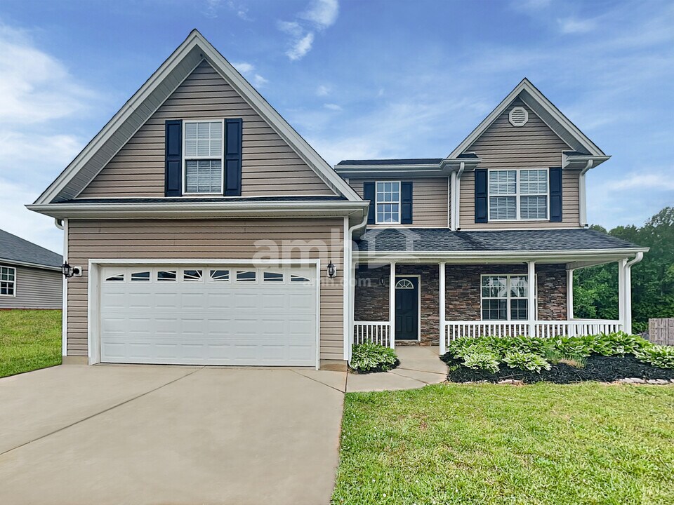 101 Long Pond Ct in Greer, SC - Building Photo