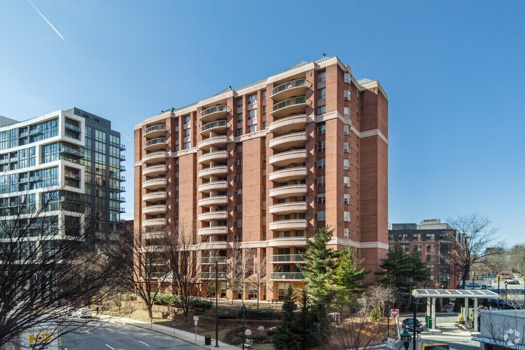 4808 Moorland Ln in Bethesda, MD - Building Photo