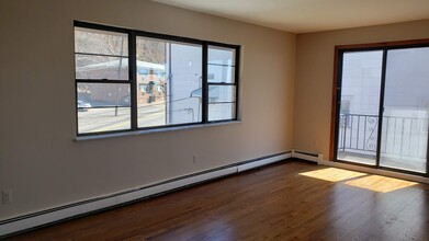 640 Fairview Ave in Fairview, NJ - Building Photo - Building Photo