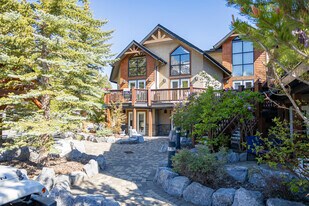 830 4 St in Canmore, AB - Building Photo