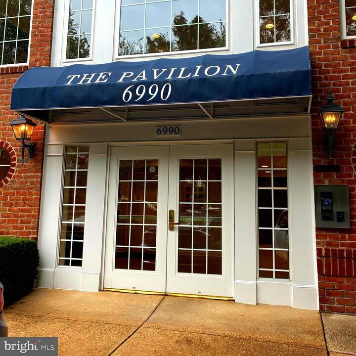 6990 Falls Reach Dr in Falls Church, VA - Building Photo