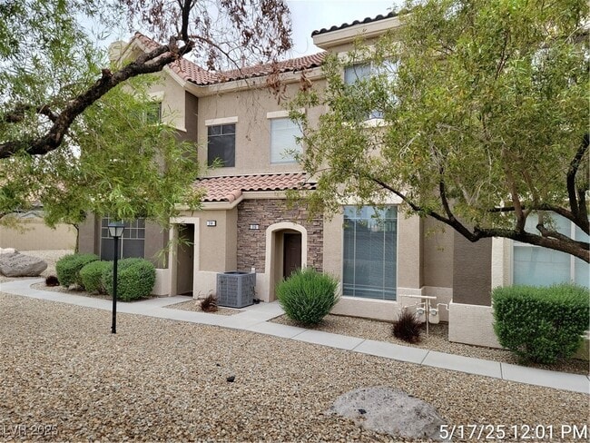 316 Fountain Crossing Ln in Henderson, NV - Building Photo - Building Photo
