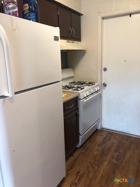 710 E Baxter St in Seguin, TX - Building Photo