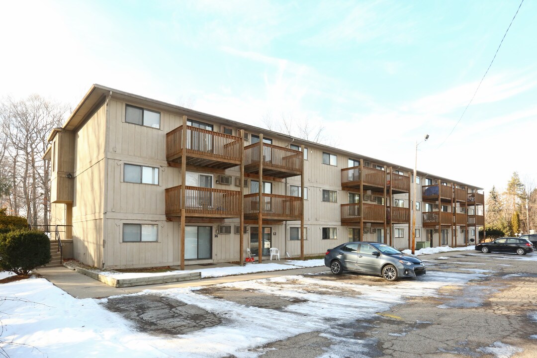 Parkside Apartments in East Lansing, MI - Building Photo