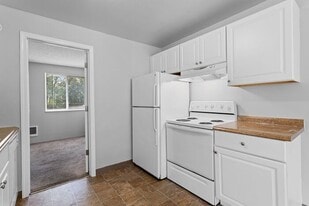 8332 SW 21st Ave in Portland, OR - Building Photo