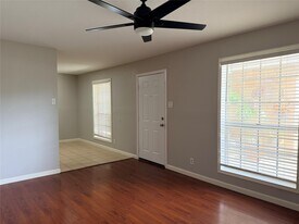 2102 5th Ave N in Texas City, TX - Building Photo