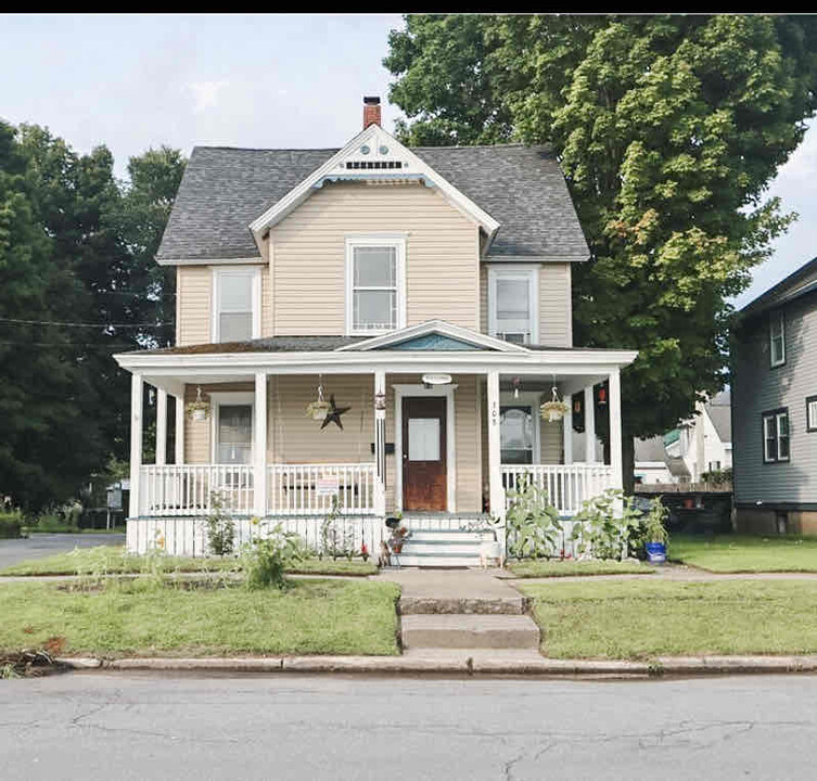 308 N James St in Carthage, NY - Building Photo