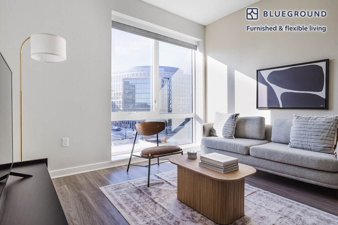 3 Tingey Sq SE, Unit FL4-ID975 in Washington, DC - Building Photo