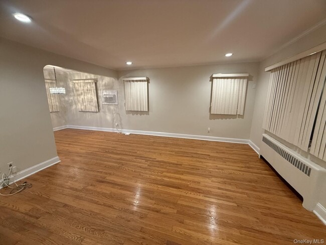 147 Primrose Dr in North New Hyde Park, NY - Building Photo - Building Photo