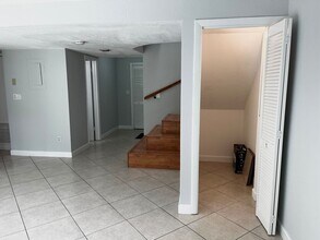 8149 Lagos De Campo Blvd in Tamarac, FL - Foto de edificio - Building Photo