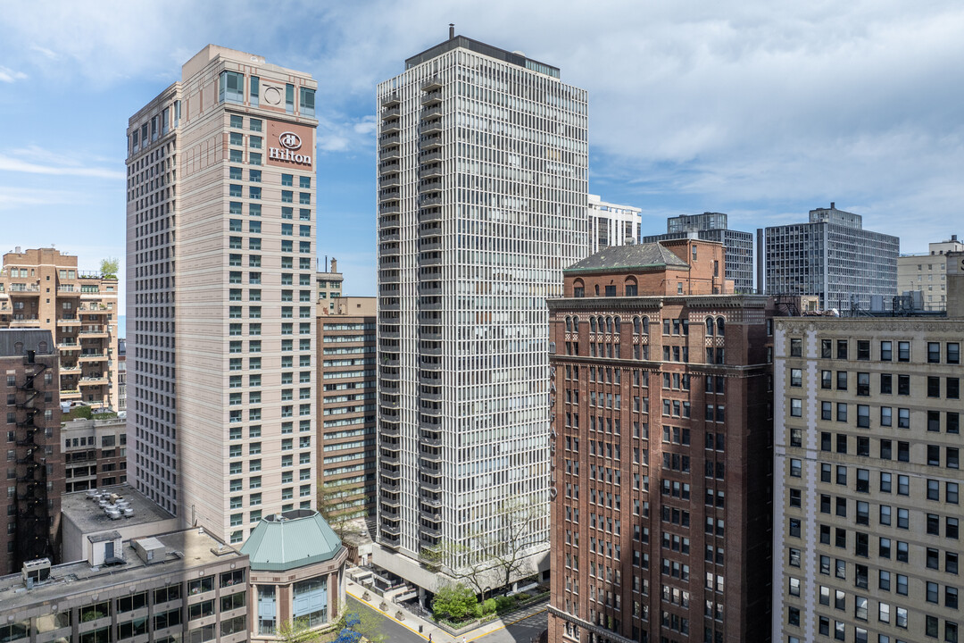 200 E Delaware Pl in Chicago, IL - Building Photo