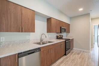 13001 S Crompton Lane in Molalla, OR - Foto de edificio - Building Photo