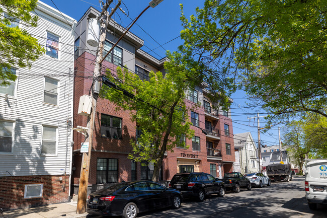 10-16 Everett St in Boston, MA - Foto de edificio - Building Photo