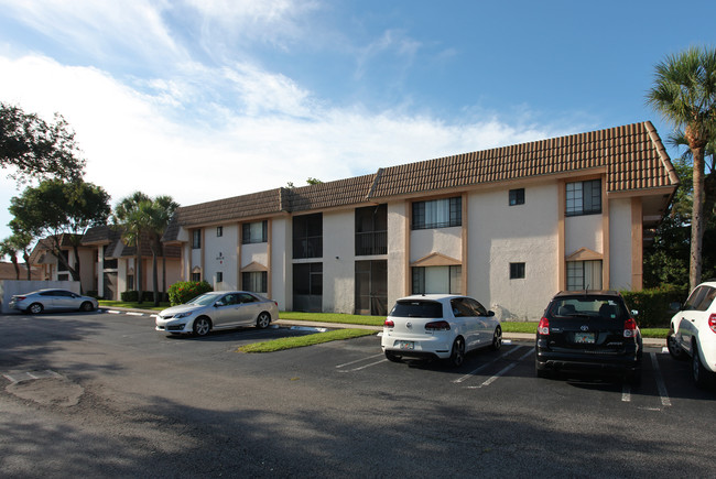 Grenadier Trace in Coral Springs, FL - Building Photo - Building Photo