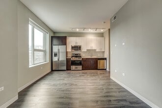 851 W Grand Ave in Chicago, IL - Building Photo - Building Photo