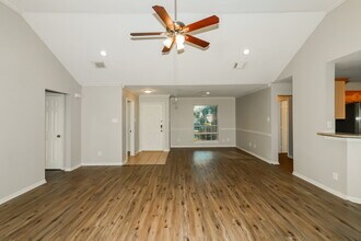 302 Cedar Branch Dr in League City, TX - Foto de edificio - Building Photo