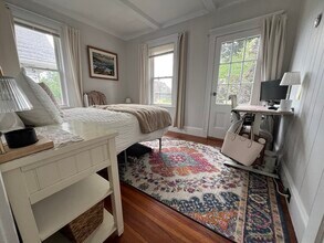 235 White St in Belmont, MA - Foto de edificio - Building Photo