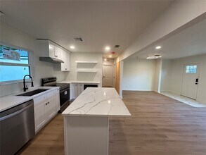 5017 Kenilwood Dr in Houston, TX - Building Photo - Building Photo