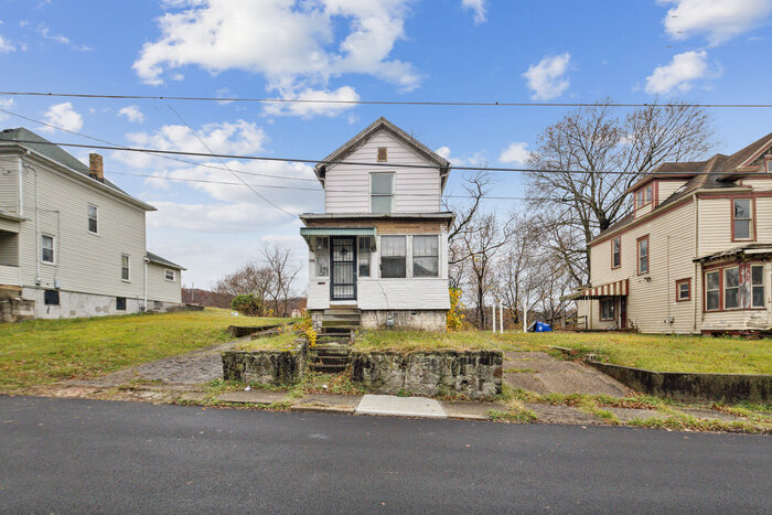 1216 Erie St in East Liverpool, OH - Building Photo