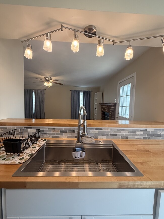 1949 Arlington Arch Dr in Virginia Beach, VA - Building Photo - Building Photo