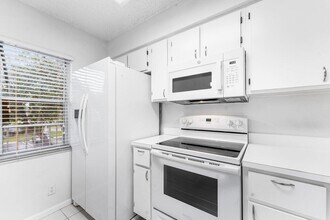 2230 N Cypress Bend Dr in Pompano Beach, FL - Building Photo - Building Photo