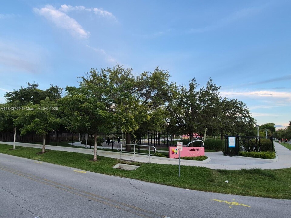801 NE 5th St in Hallandale Beach, FL - Building Photo